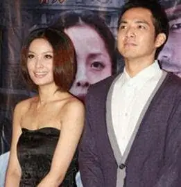 钟汉良和演员齐芳合影据传是钟汉良两岁儿子洗澡照片,右上角小图是