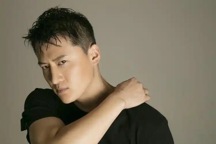 内地男演员初鹏旭 黑白艺术写真