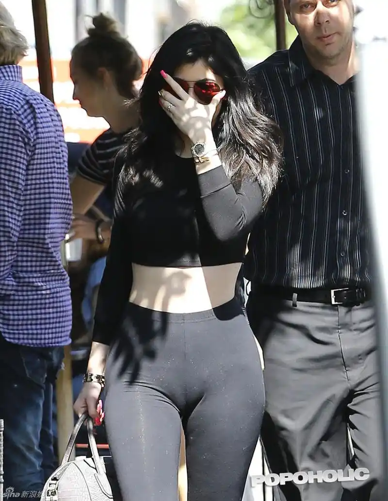 组图:卡戴珊小妹紧身裤包翘臀 梨形身材渐凸显_高清图集_新浪网