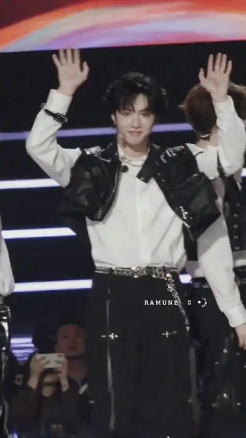 今天晚上的刘耀文也太帅了吧#刘耀文松弛感#唱歌跳舞都带着满满的松弛