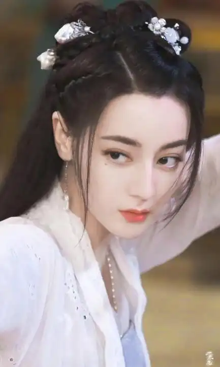 31岁的迪丽热巴出道11年的她是怎么慢慢努力拿到金鹰女神的