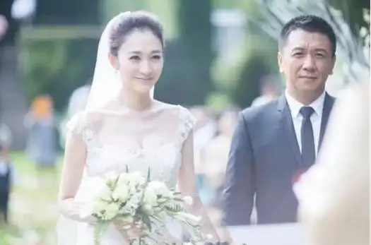 回顾李小冉与鄢颇分手后嫁男闺蜜46岁凭林深见鹿翻红