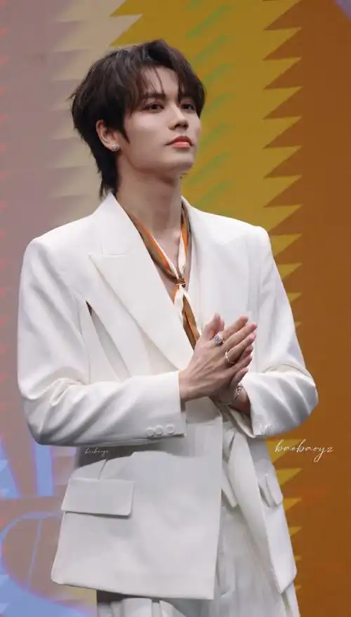 林彦俊极简清爽大片##林彦俊白色v领西装造型