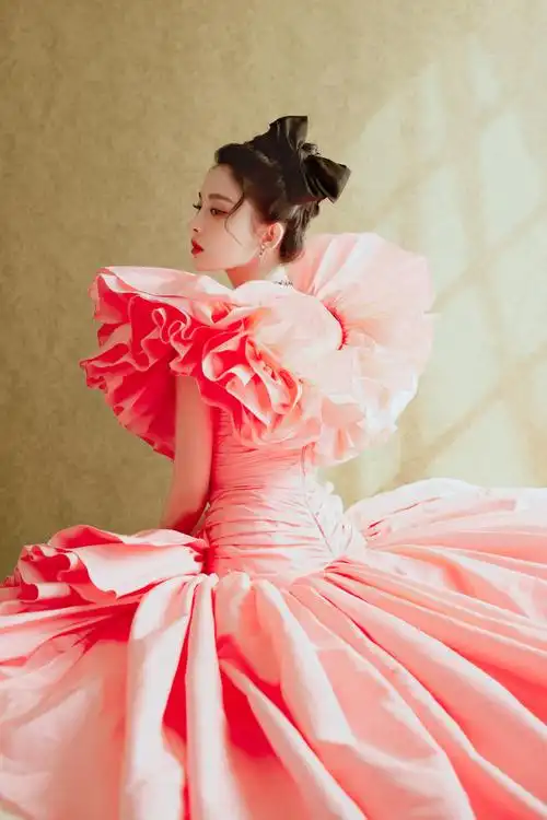 娜扎粉色花苞裙造型