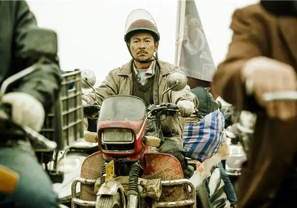 刘德华在《失孤》剧中骑的是老式125摩托车