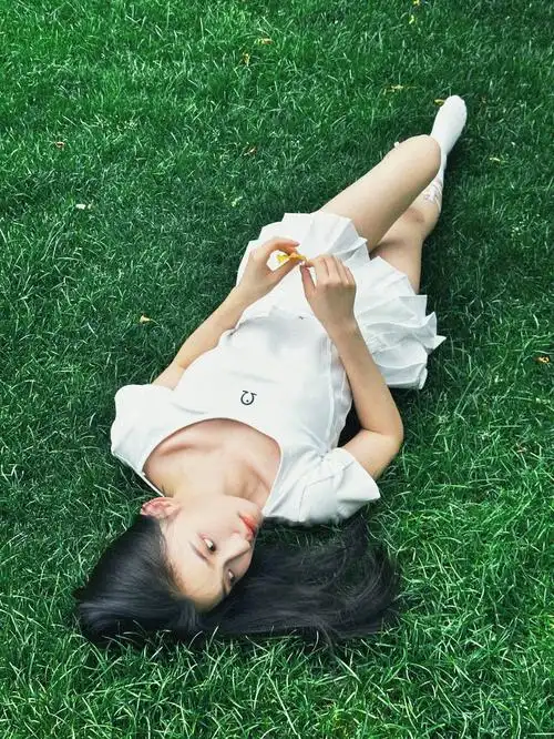 林允戴毛线帽裹棉服 对镜闭眼甜笑卖萌表情可爱——上海热线娱乐频道