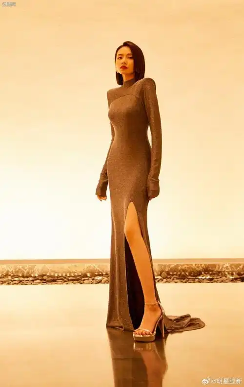 高颜值美女刘惜君身穿灰色闪亮礼服,玉足踩银色一字带凉鞋精致迷人