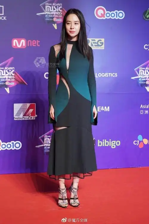 2017mama颁奖礼香港站红地毯# 出席者:#宋. 来自魔方全媒 - 微博