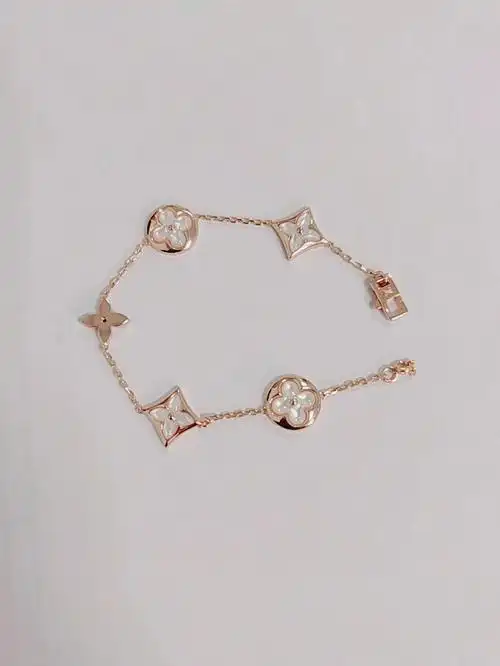 lv四叶草手链过时了么