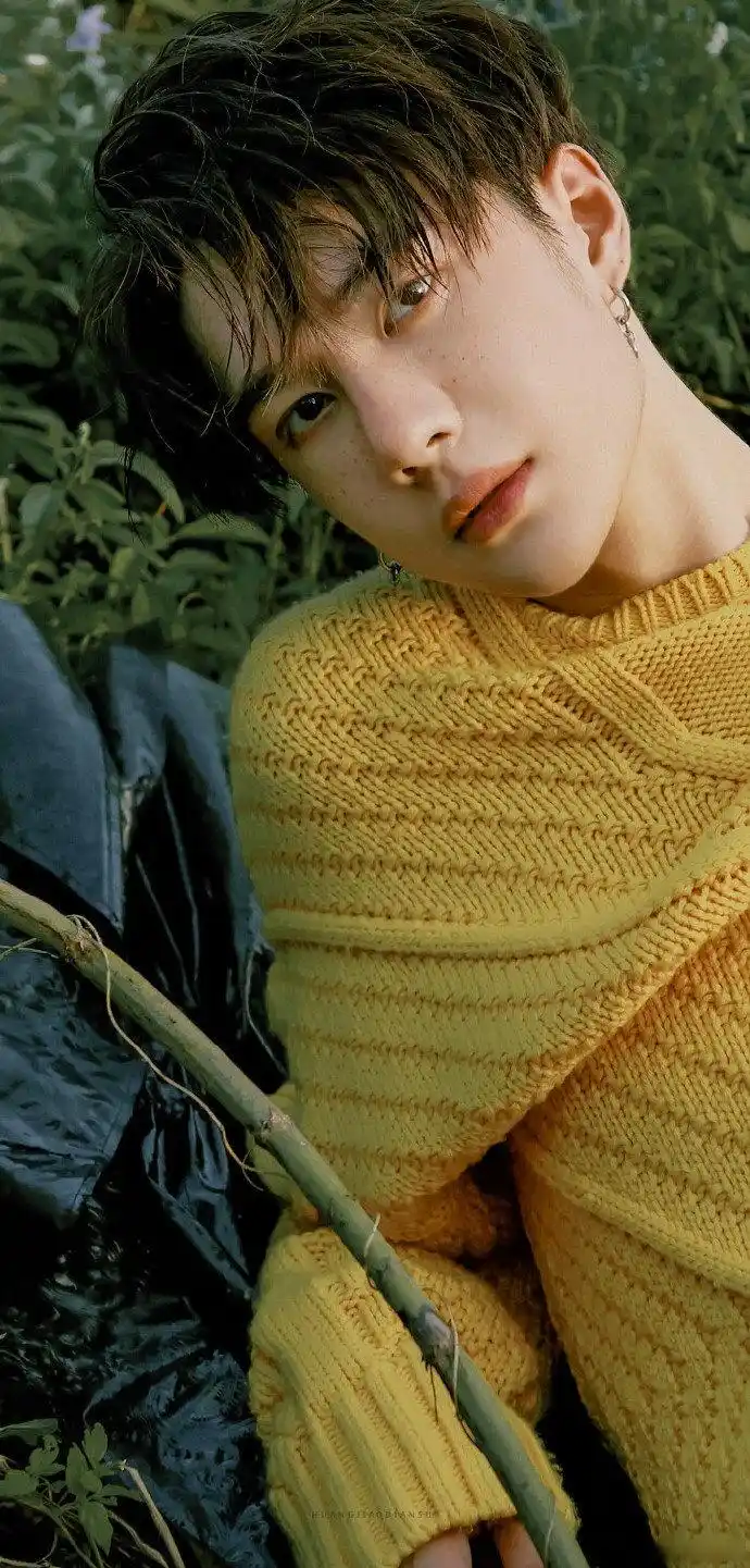 王一博户外写真图,别样的魅力.