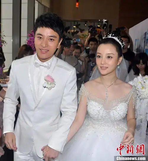 李小璐贾乃亮大婚现场执子之手与子偕老