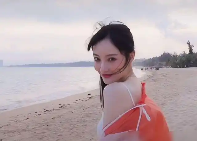 李小璐晒海边戏水照40岁穿吊带的她依旧清纯牛奶肌白得直晃眼