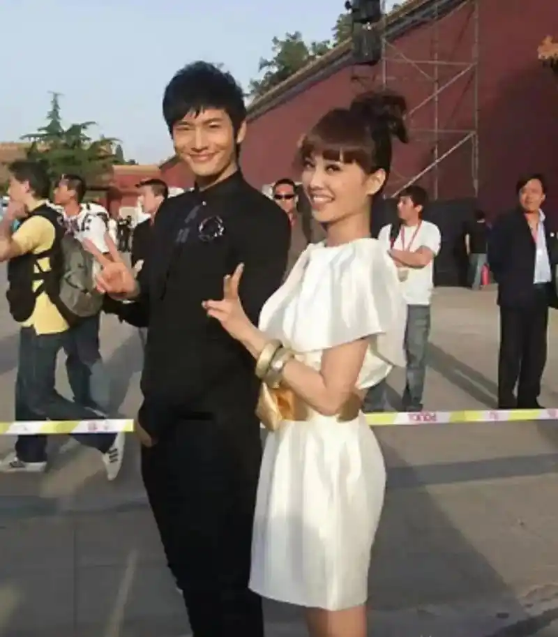 这张照片拍摄于2008年,蔡依林和黄晓明参与录制"北京欢迎你"mv时的