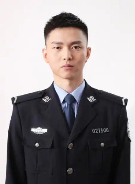 周世奇警察照片生活照无水印 上海最帅警察周世奇正面照10