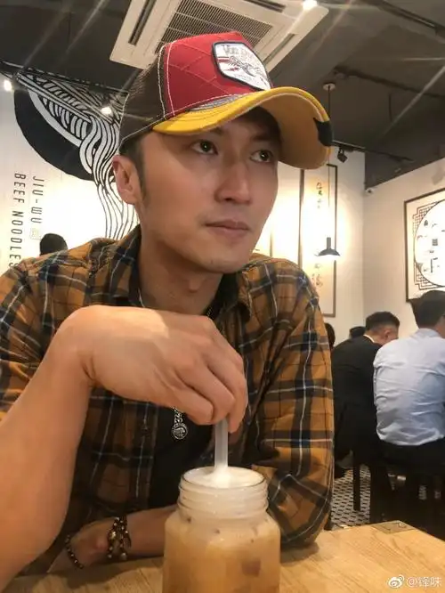 组图真男神谢霆锋素颜上节目自信大方男性荷尔蒙十足