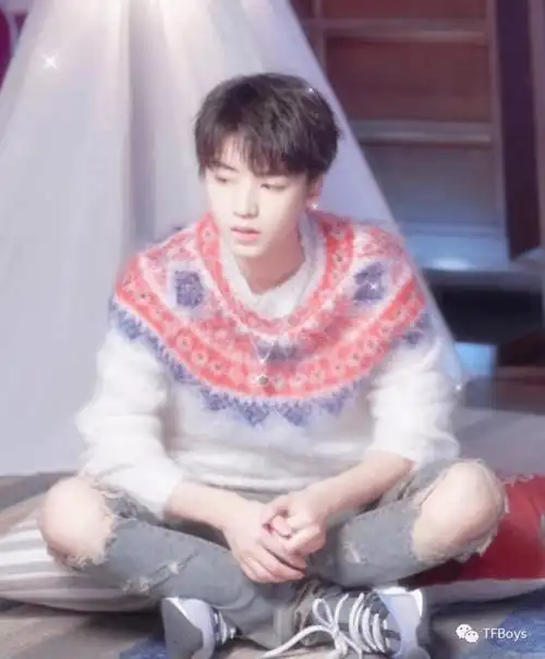 时尚男孩王俊凯穿搭鲜红靓丽的毛衣简直太时髦了