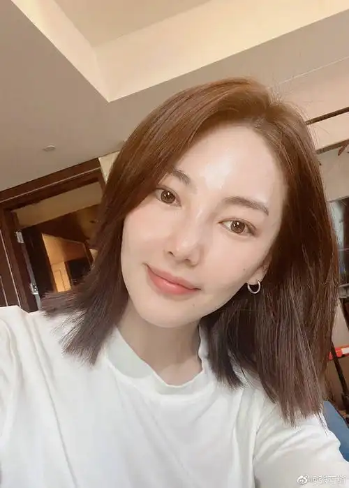 张雨绮晒短发自拍淡妆轻抹又美又有气质网友短发也那么美