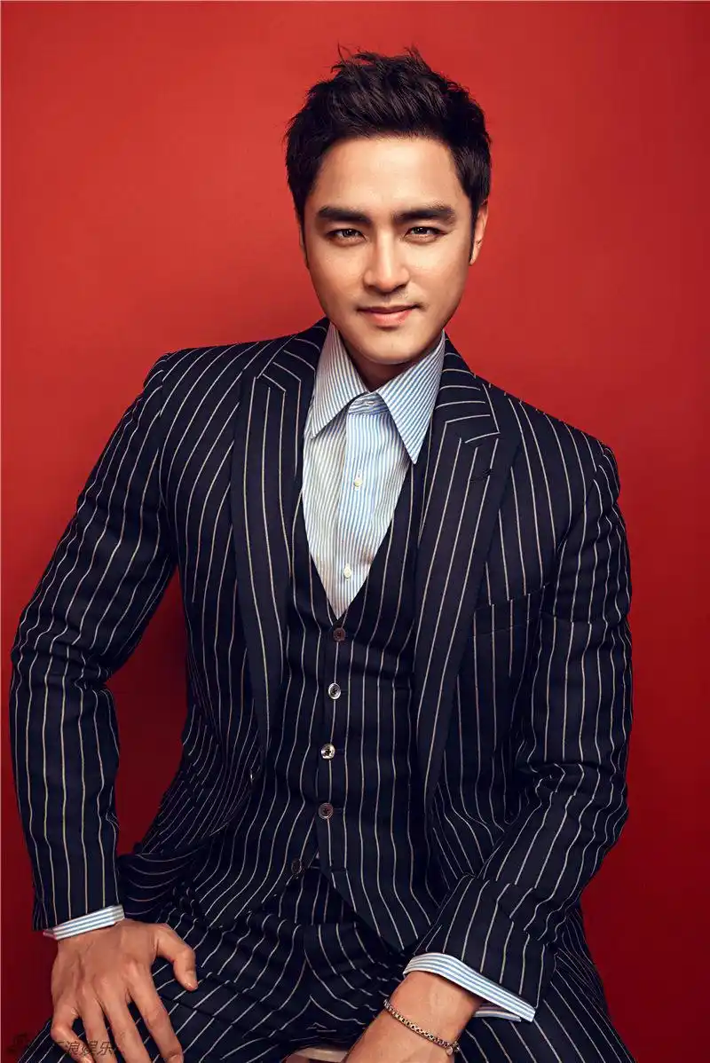 照片中,明道身穿帅气条纹西装,将轻熟男人的魅力展现的淋漓尽致.