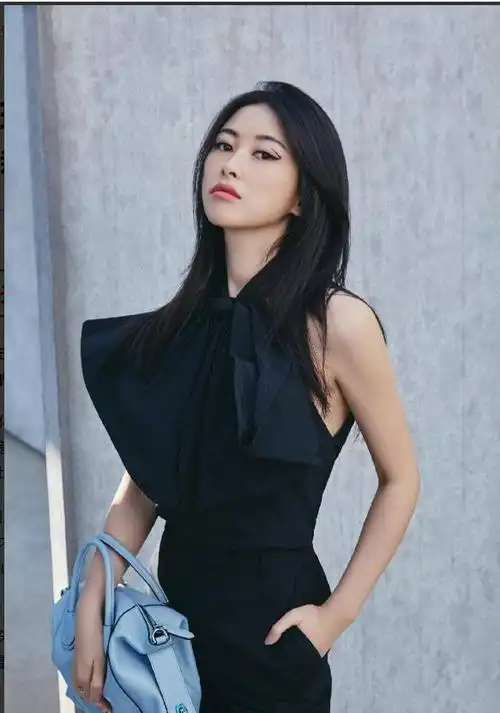 朱珠晒海边度假美照罕见穿比基尼秀身材全身零赘肉又辣又性感