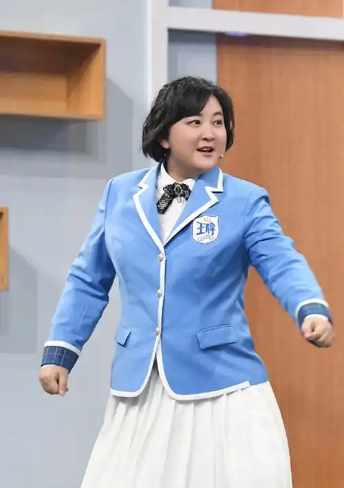 贾玲终于留起了长发,当她再拿"日漫装"搭配时,一秒惊艳全场