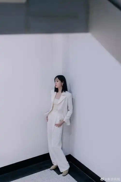 路人镜头下的张梓琳#今天,张梓琳出席活动,一袭白色西装随性典雅