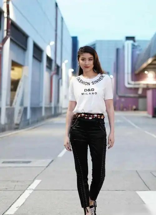 陈慧琳条纹t恤配休闲裤简单大方又休闲女神范十足