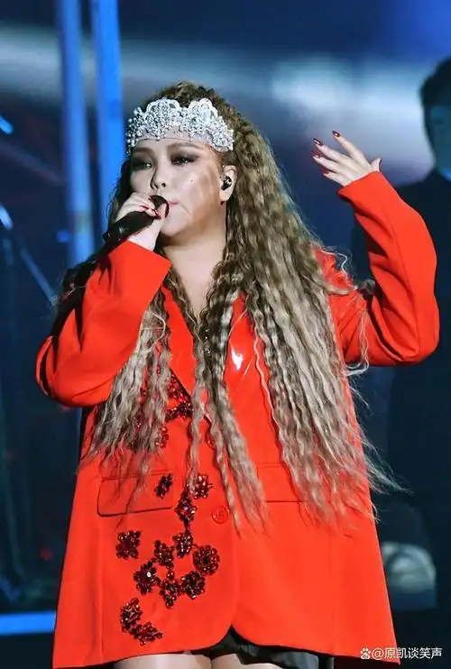 张惠妹晒与好友合影身材暴瘦尖下巴和筷子腿真是实力抢镜