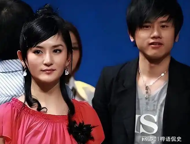 谢娜携全家现身游乐园露小蛮腰与张杰贴脸自拍仨女儿四肢修长