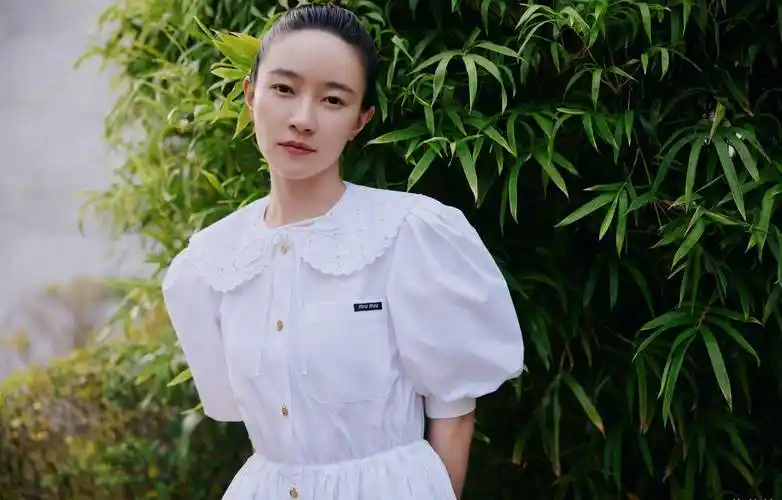 焦俊艳白色套装霸气十足写真_写真_焦俊艳_套装