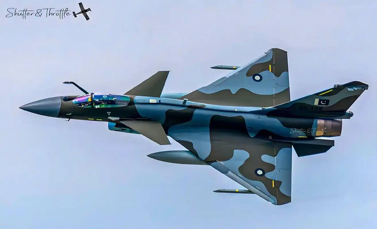 巴基斯坦空军歼-10ce战斗机,这涂装第一次看到的时候不好看,不过看多