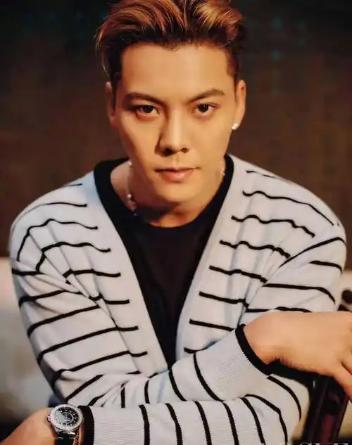 陈伟霆亮相香奈儿杭州大秀,39岁仍颜值巅峰,穿条纹衫也这么帅