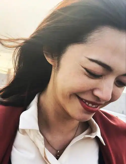 姚晨素颜照露出小雀斑远看让人心动近看让人接受不了