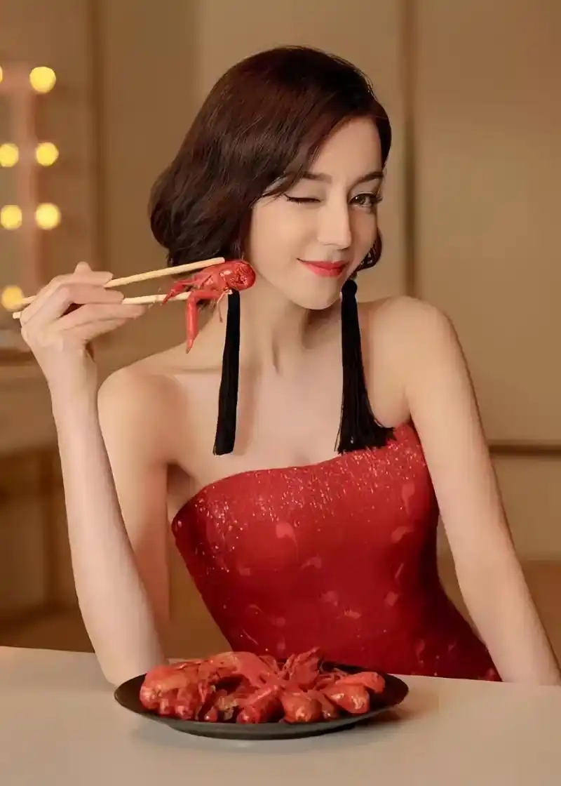 迪丽热巴越来越展现出令人惊艳的美丽和女人味.