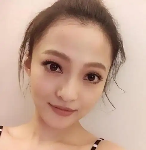 张韶涵机舱内自拍 奔四的女人竟还有一张娃娃脸(5)