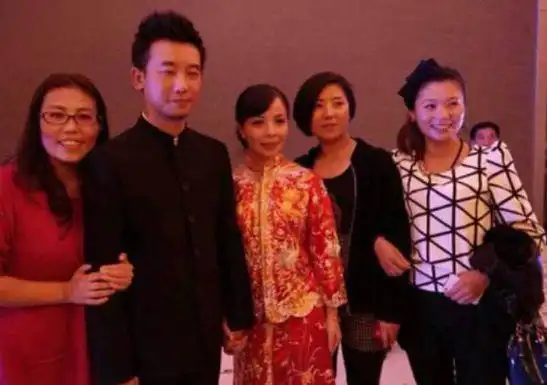 王二妮婚后变村姑因丈夫不体贴被横刀夺爱关系暧昧