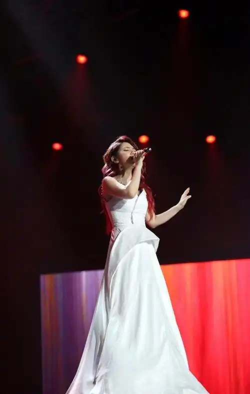邓紫棋南京巡演演唱会服装美得无可挑剔