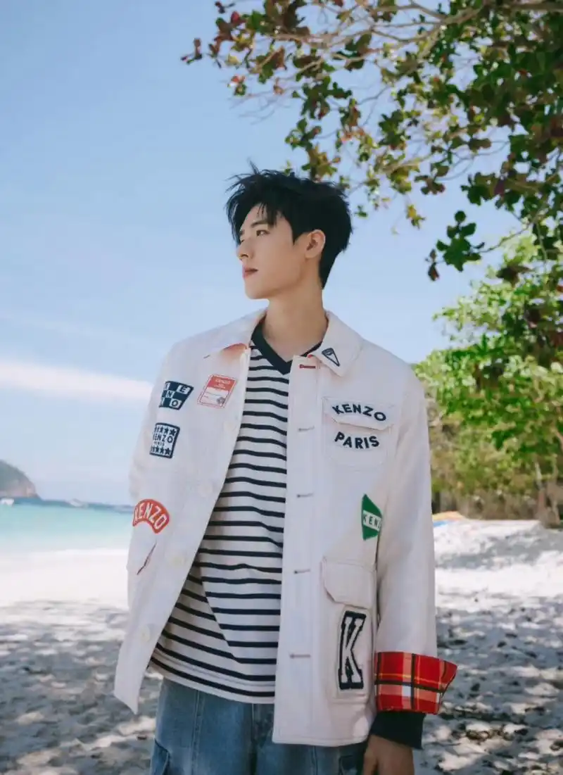 龚俊分享外拍帅照,侧脸精致程度同样让人羡慕,他坐在树下的时候,能