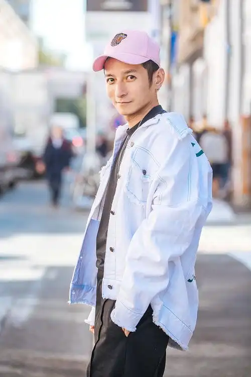 李维嘉简约有范现身米兰时装周 清爽穿搭帅气十足