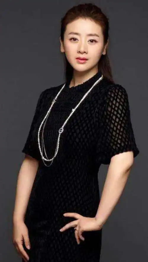 李佳璘唯美时尚写真照,气质优雅,甜美可人