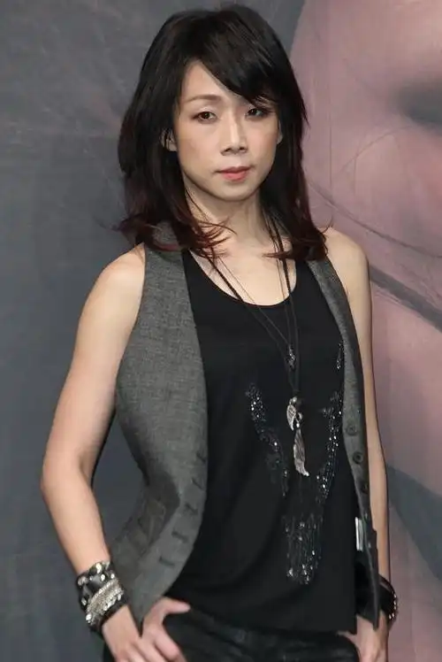 林忆莲年过半百品味不倒用老爹背心混搭西装马甲意外时髦高级