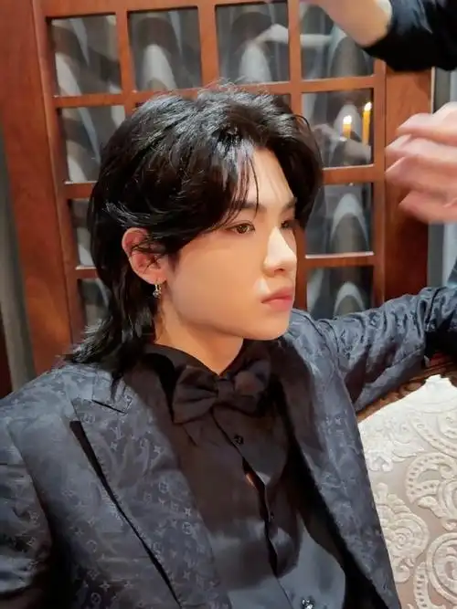 黄明昊长发狼尾