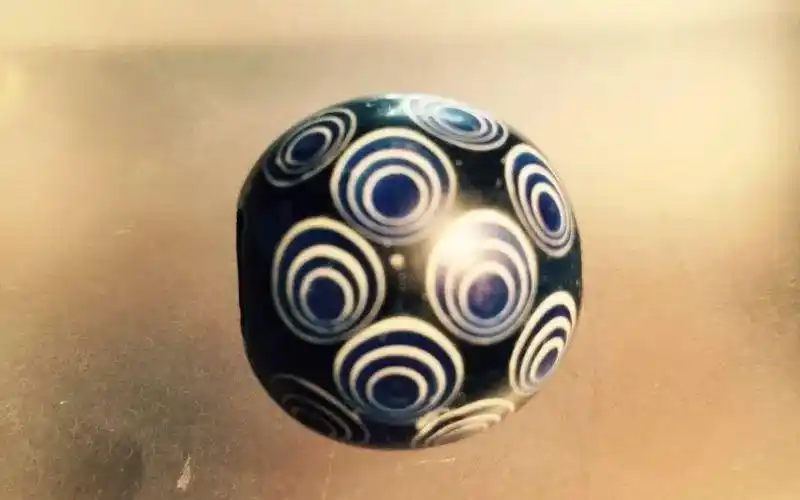 依据助熔剂的不同,东大杖子"蜻蜓眼"还可划分为植