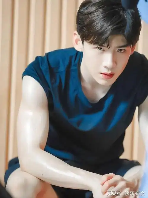 30岁白敬亭嫖娼风波后复出工作室坚决维权事业暂未受任何影响