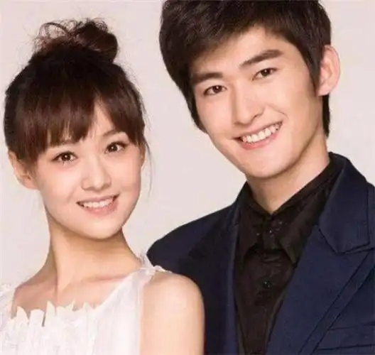 热搜体的郑爽4岁登台18岁爆火三段感情全以男方被骂结束