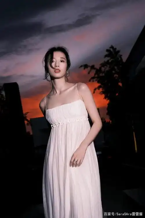 简约大气,提升的腰线尽显曼妙身材,少女感与优雅知性并存