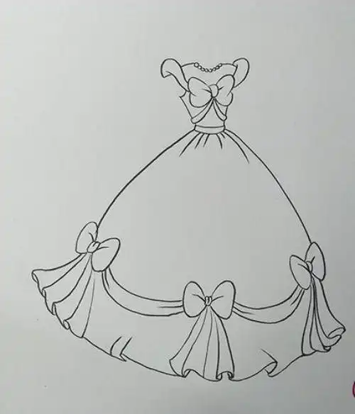 4.随后在公主裙子的上身涂上紫色,腰部和裙尾的线条用玫红.