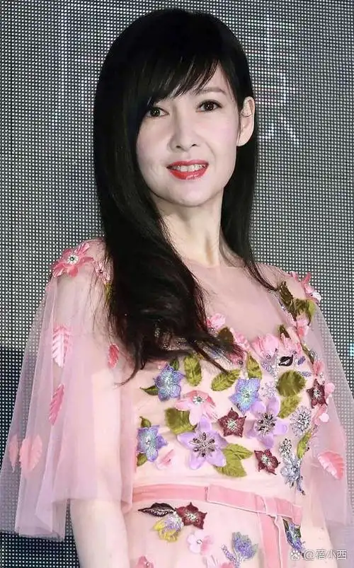 这种粉色薄纱连衣裙的搭配看起来非常性感迷人,港台女明星周慧敏生活