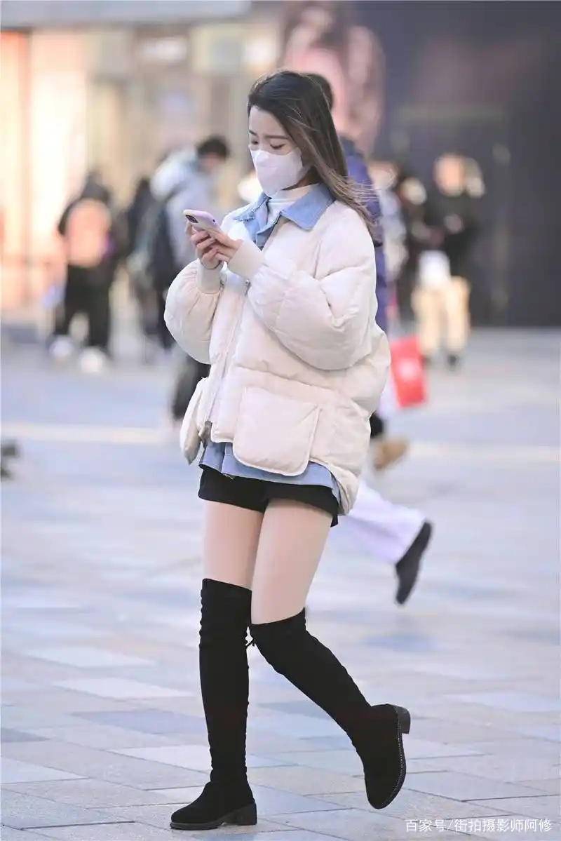 初冬时节,很多美女都会选择过膝长靴,看看她们的精致穿搭