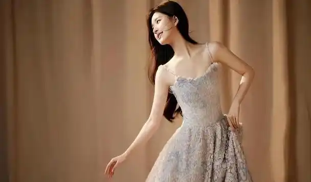 赵露思澳门活动被群嘲短腿胯大妆容吓人挤胸不成反被勒出赘肉