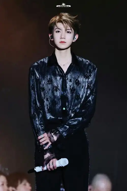 王源超话老公 黑衬衫多穿 爱看 请把黑衬衫焊在往王源身上@tfboys